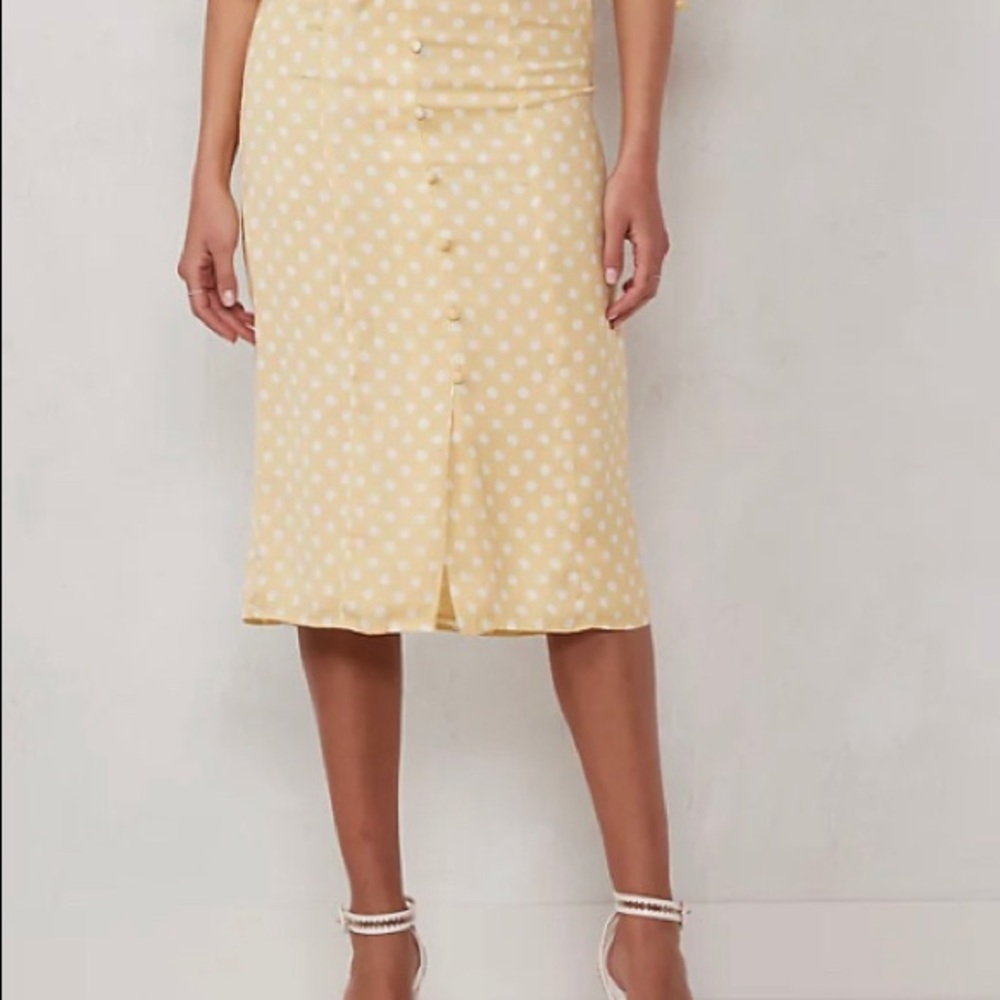 Adorable butter yellow polka dot midi skirt